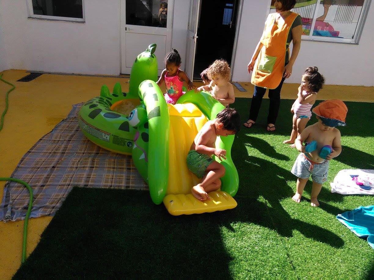 Creche Crescer a Cores — crianças em actividade